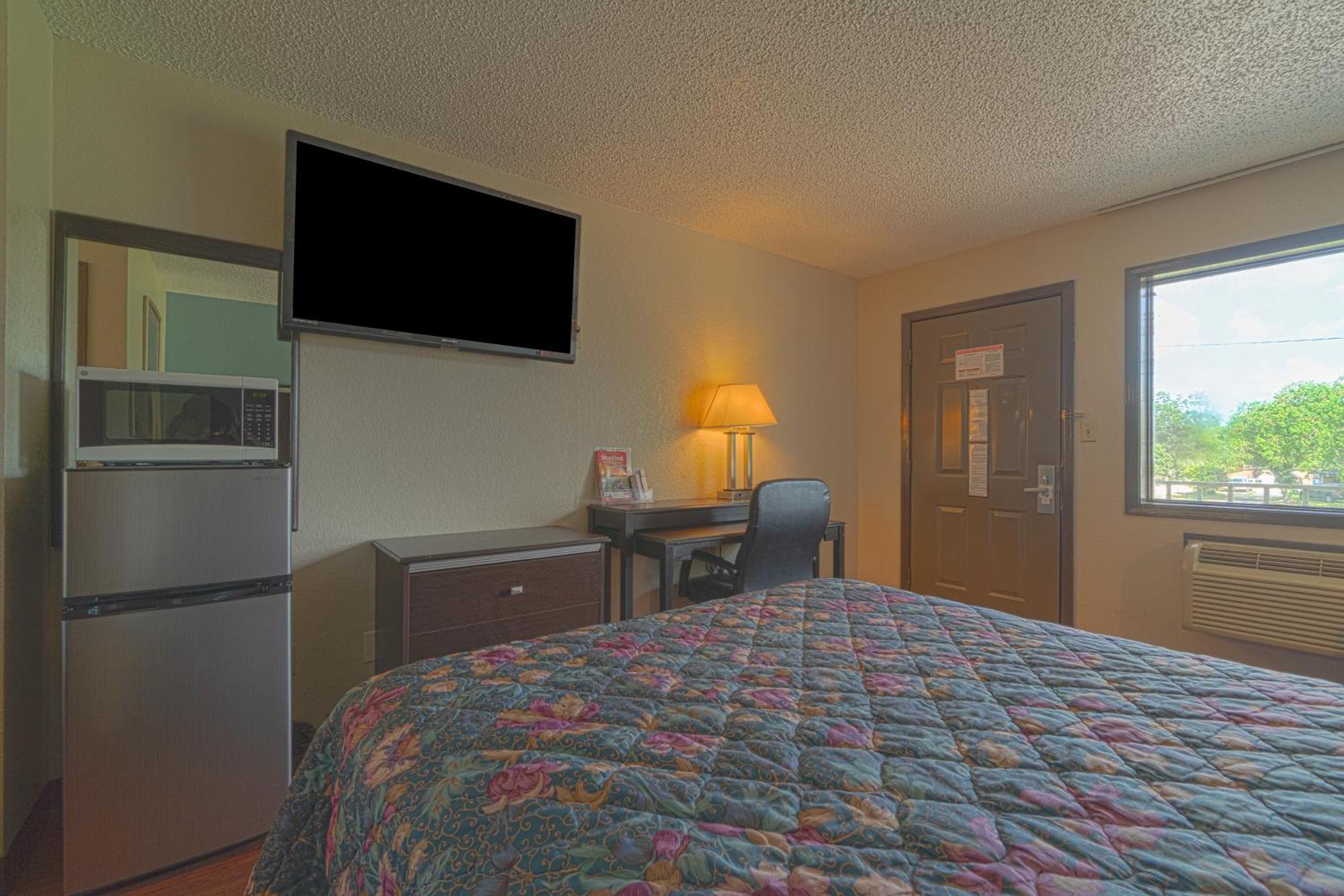Regency Inn & Suites By Oyo Bay City Tx エクステリア 写真