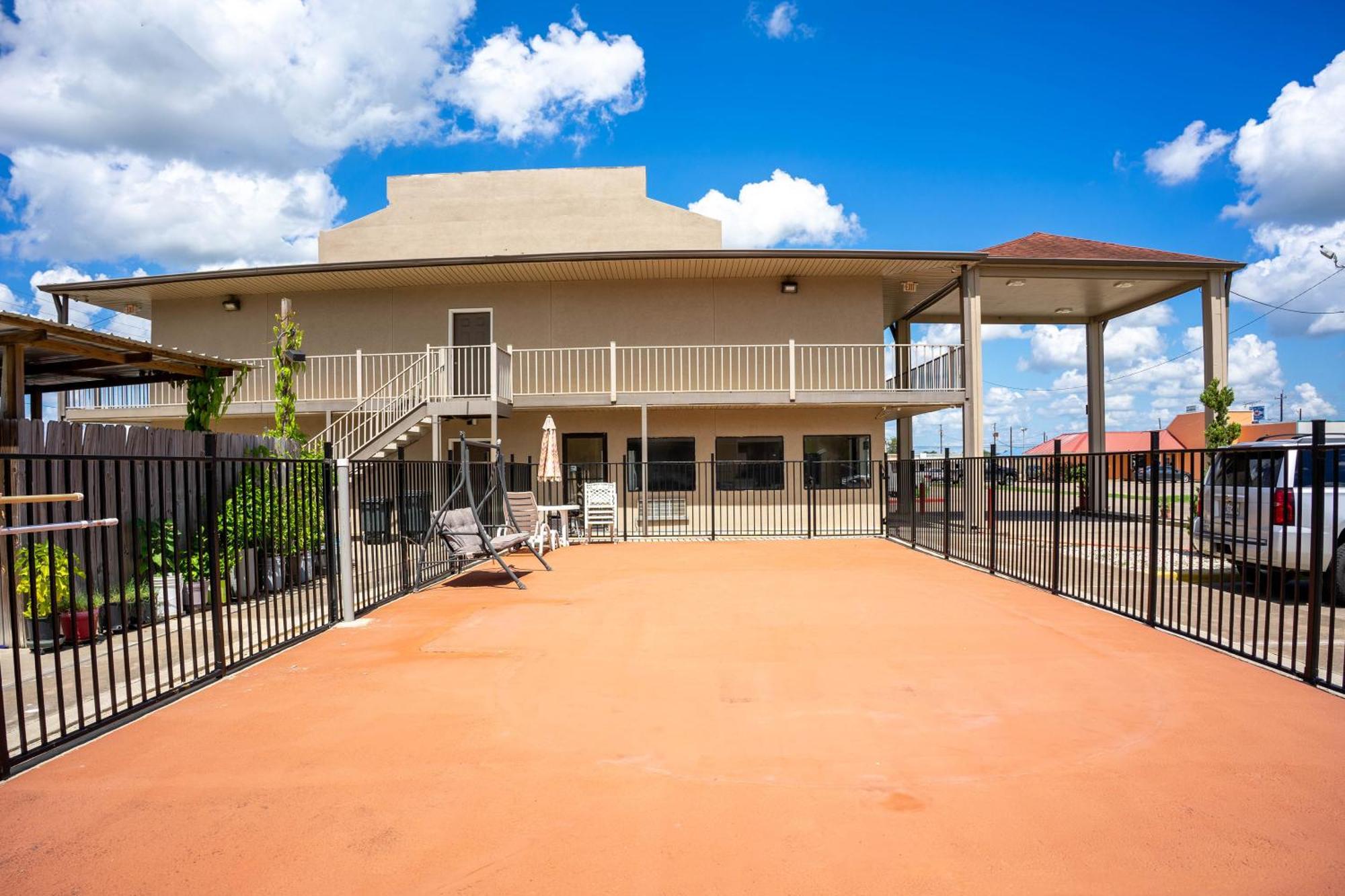Regency Inn & Suites By Oyo Bay City Tx エクステリア 写真