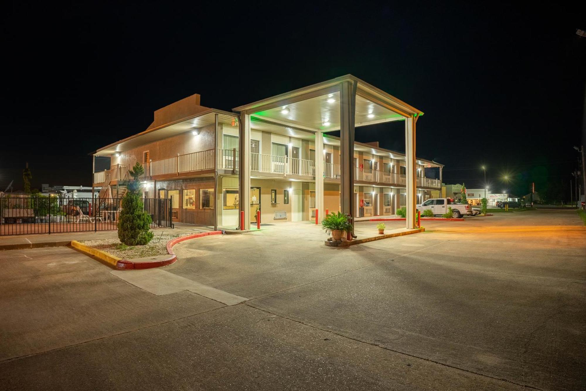 Regency Inn & Suites By Oyo Bay City Tx エクステリア 写真