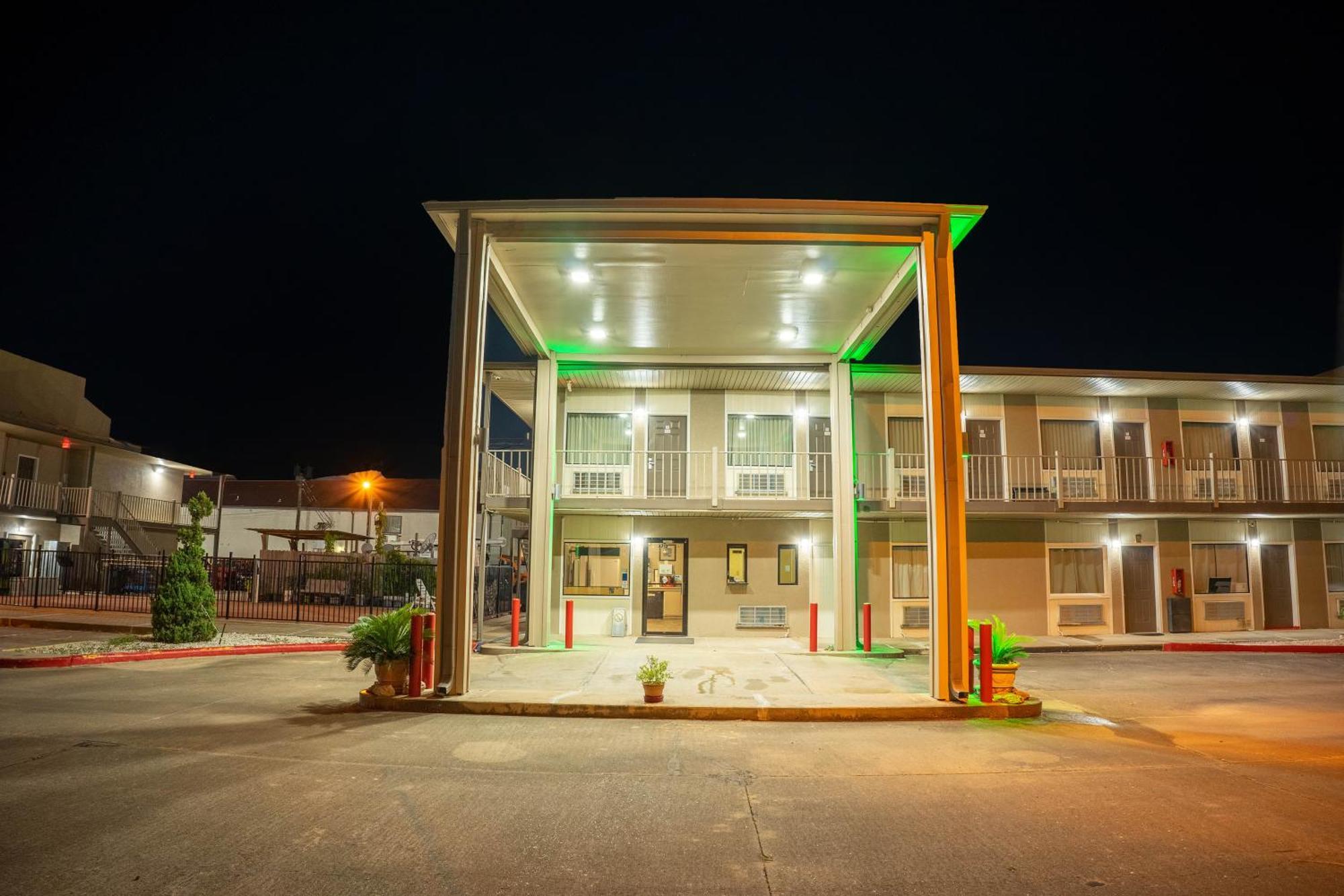 Regency Inn & Suites By Oyo Bay City Tx エクステリア 写真