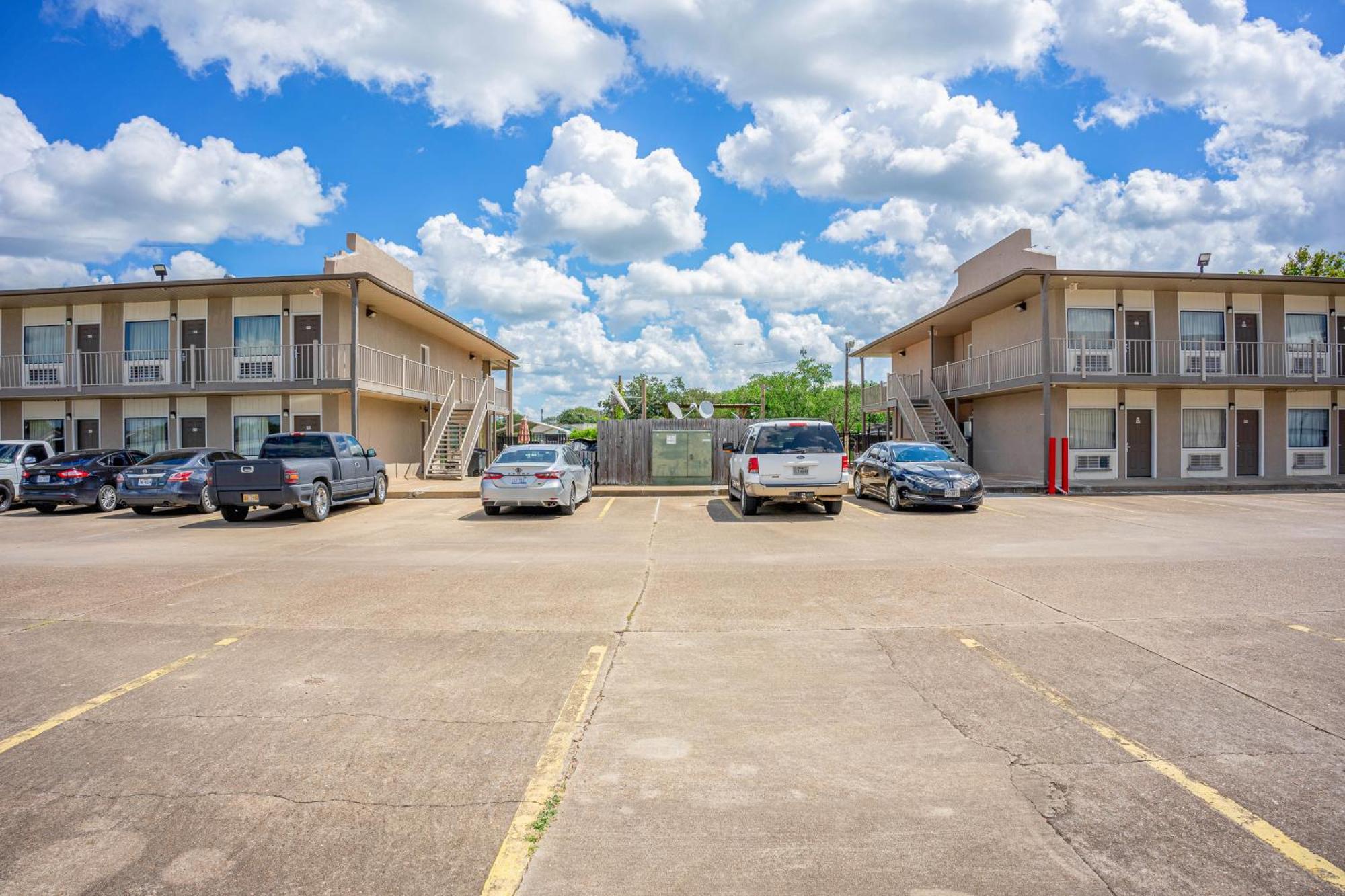 Regency Inn & Suites By Oyo Bay City Tx エクステリア 写真
